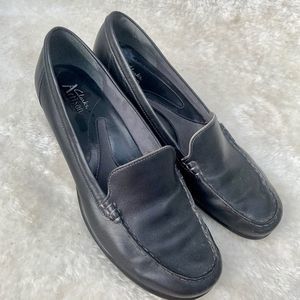 CLARKS artisian comfort shoes loafers 9